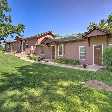 Turtle Rock - Ironton Cabin With Furnished Patio!